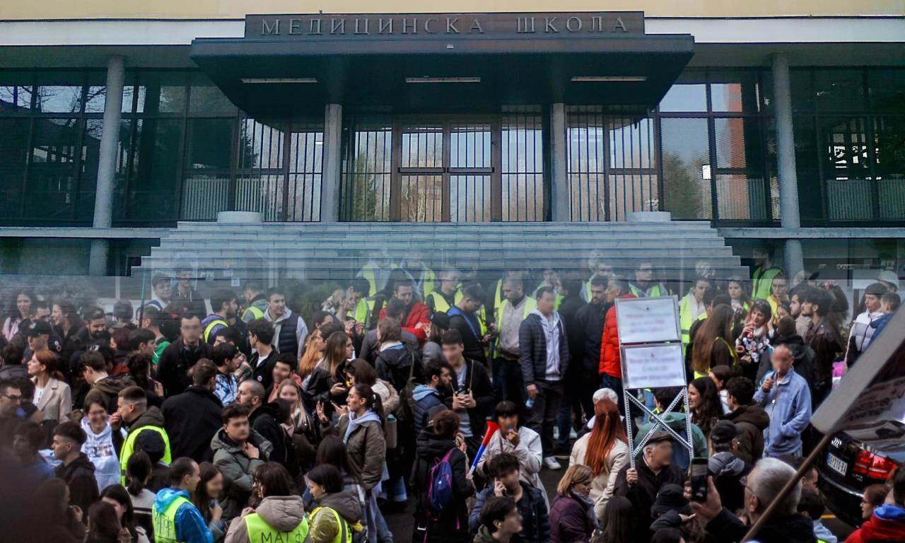 PROTEST ZBOG PREBIJANJA UČENIKA U MEDICINSKOJ ŠKOLI Deca pružila podršku drugu (VIDEO)