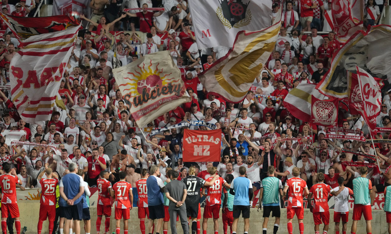 TRANSPARENT NAVIJAČA MAJNCA Razbiti ustaše, živeli partizani - poruka za Zrinjski (VIDEO)