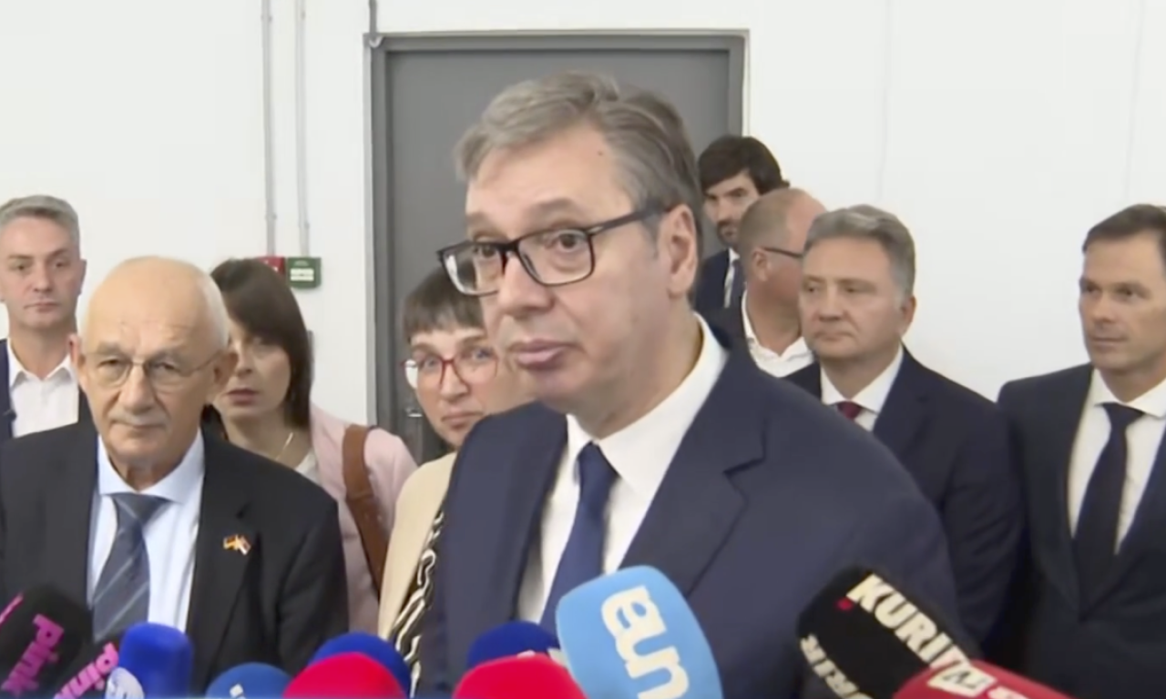 VUČIĆ NA OTVARANJU FABRIKE U STAROJ PAZOVI Nova tehnologija za izradu pasoša u Srbiji, evo kako rade mašine (FOTO+VIDEO)