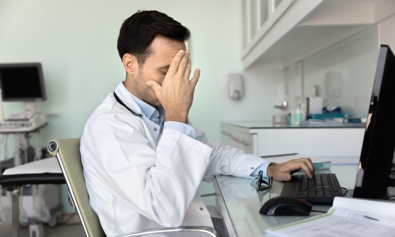 DIREKTOR NEUROLOGIJE SNIMLJEN KAKO MEŠA BELI PRAH Moći će ponovo da radi kao lekar ali samo pod ovim uslovima (VIDEO)