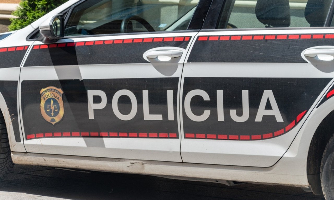DRAMA U ZENICI: Muškarac iz vozila izbacio 45 mina, bombe, zolje i rakete, pa pobegao policiji!