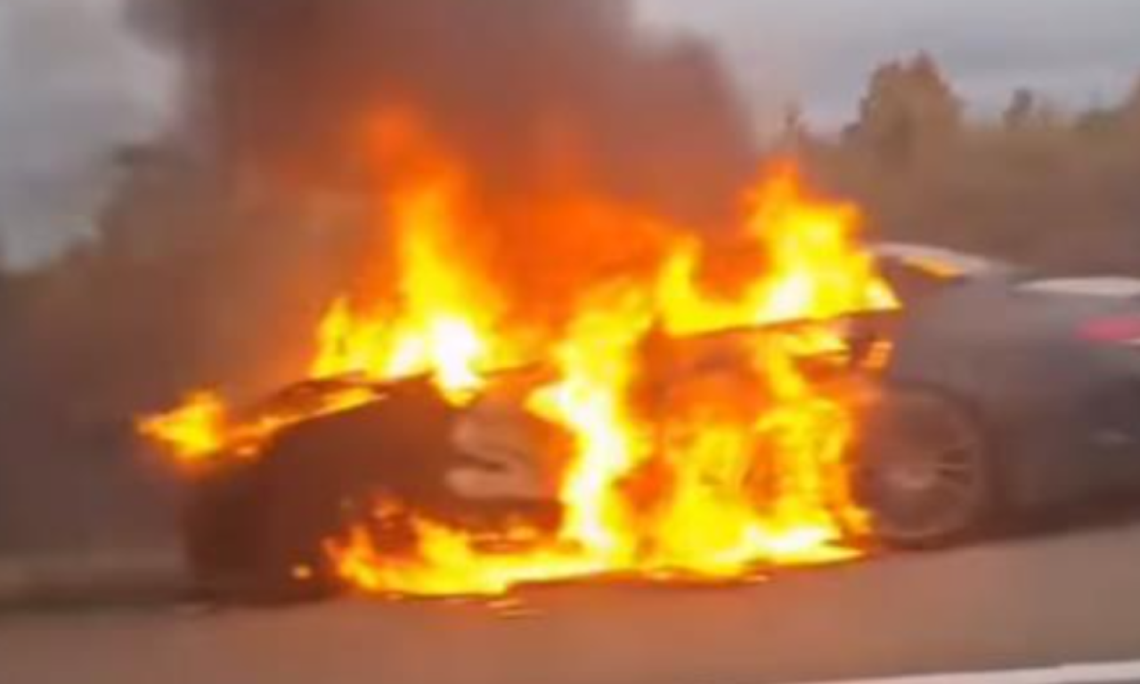 GORI "MERCEDES" KOD SMEDEREVA Vatra potpuno uništila vozilo, saobraćaj usporen (VIDEO)