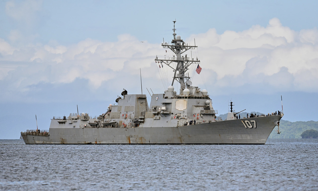 TRAMP POSLAO RATNI BROD Rastu tenzije između SAD i Venecuele, razarač usidren na obalu