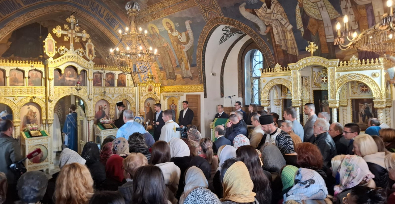 DAČIĆ I PRINCEZA ZAJEDNO PRED IKONOM SVETE PETKE Pogledajte slike iz Crkve Ružice koje niko nije očekivao