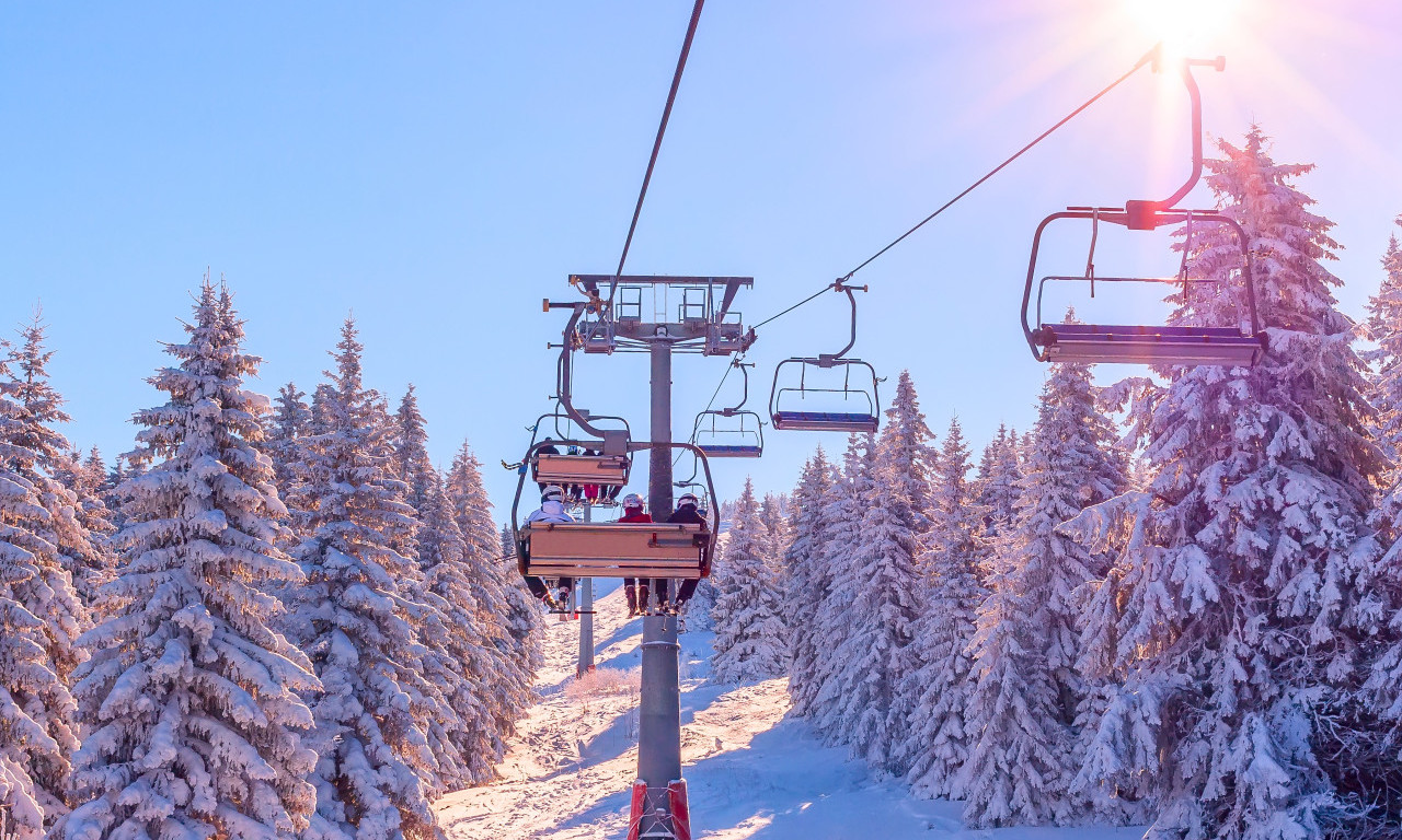 HITNO REAGOVALA ŽANDARMERIJA NA KOPAONIKU Pogledajte kako su spasili povređene skijaše (VIDEO)