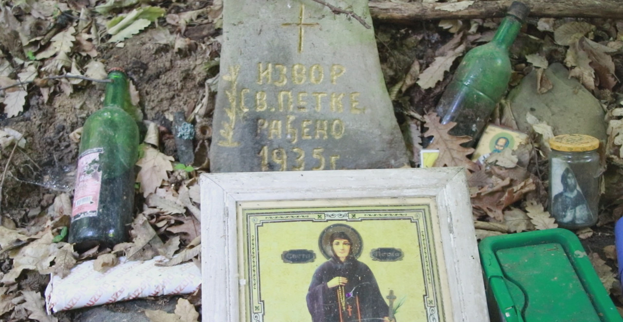 MISTERIOZNI LIK NA PANJU I ŽENA U CRNOM... Njima se ukazala Sveta Petka: Ovo su priče o čudotvornom izvoru kod Topole