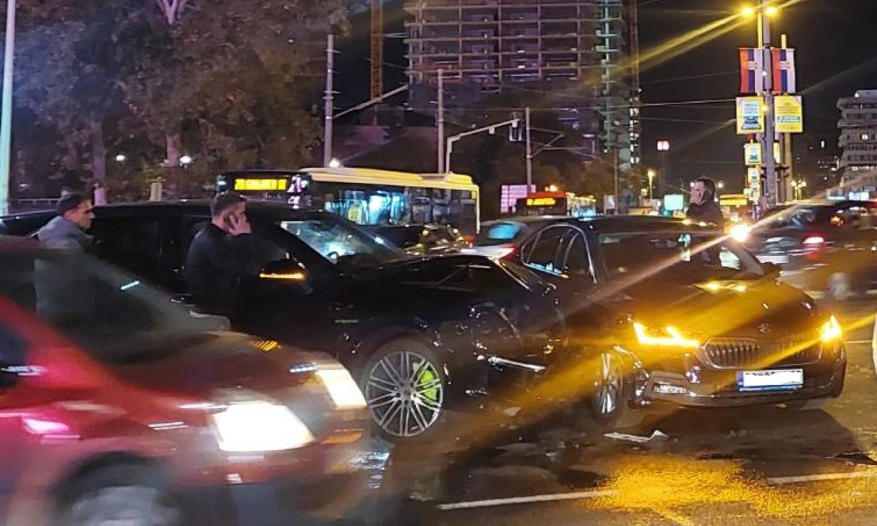 K1INFO SAZNAJE: "PUKLO JE KAO BOMBA" Sudar dva automobila kod Ušća, stvaraju se veliki zastoji (FOTO)