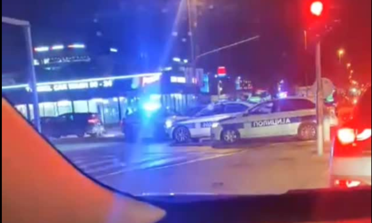 ODAJE SE POČAST STRADALOJ PORODICI Na Novom Beogradu potresne scene - okupljeni prijatelji i kolege policajci (VIDEO)