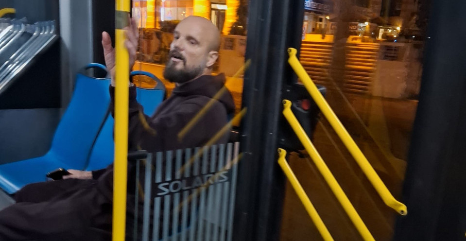 EKSKLUZIVNO! Paparaco ulovio Bobana Rajovića u gradskom prevozu na Novom Beogradu! (FOTO)