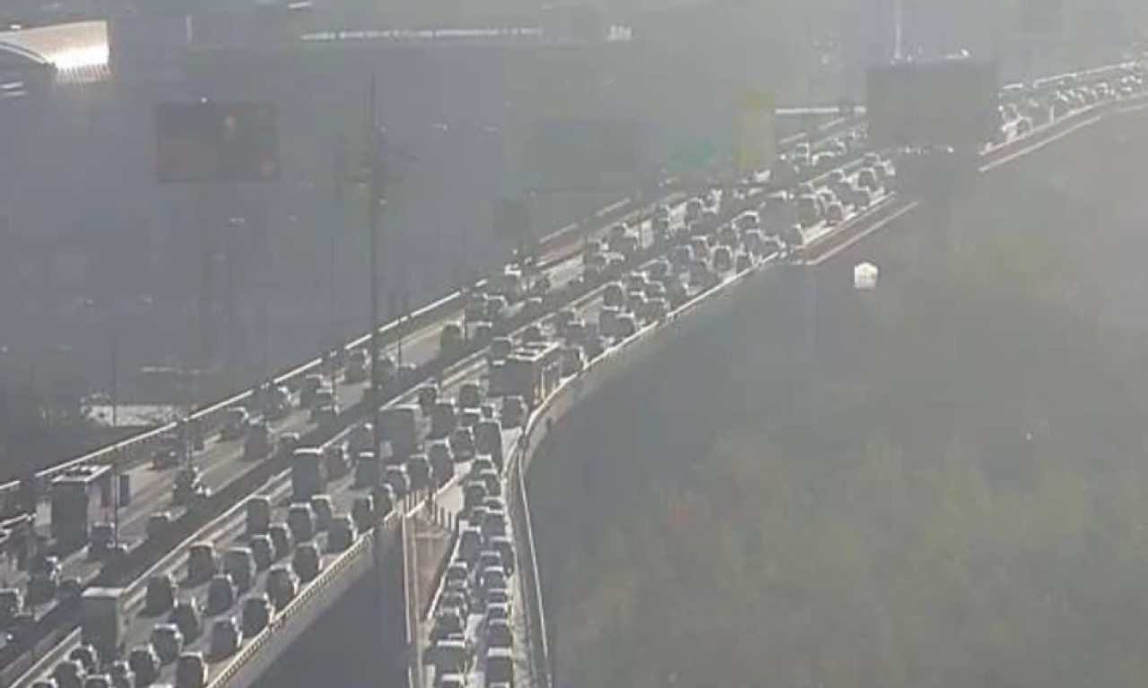 SAOBRAĆAJNI KOLAPS U BEOGRADU Umesto 10 minuta, vozači putuju skoro sat, ovde je najkritičnije (FOTO)