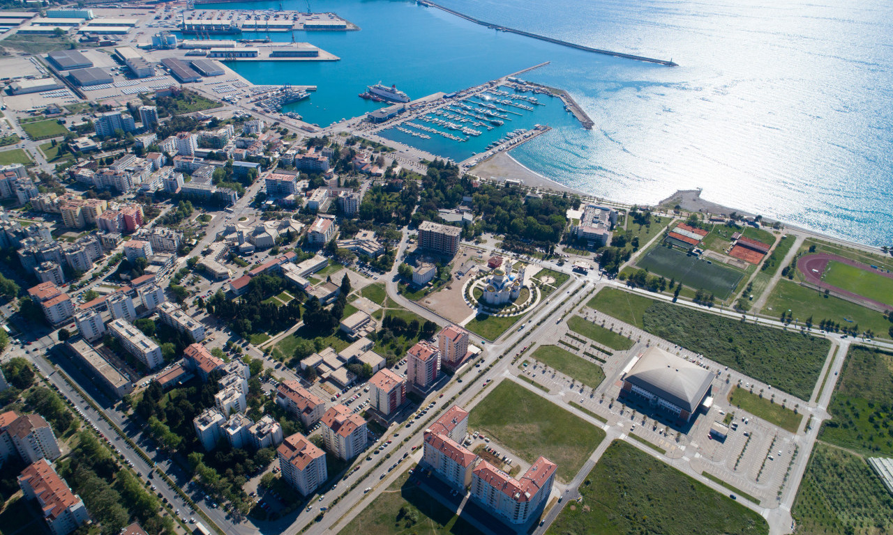 TURCI META I U BARU Demoliran fast food, uplašena deca u čudu posmatrala jeziv prizor