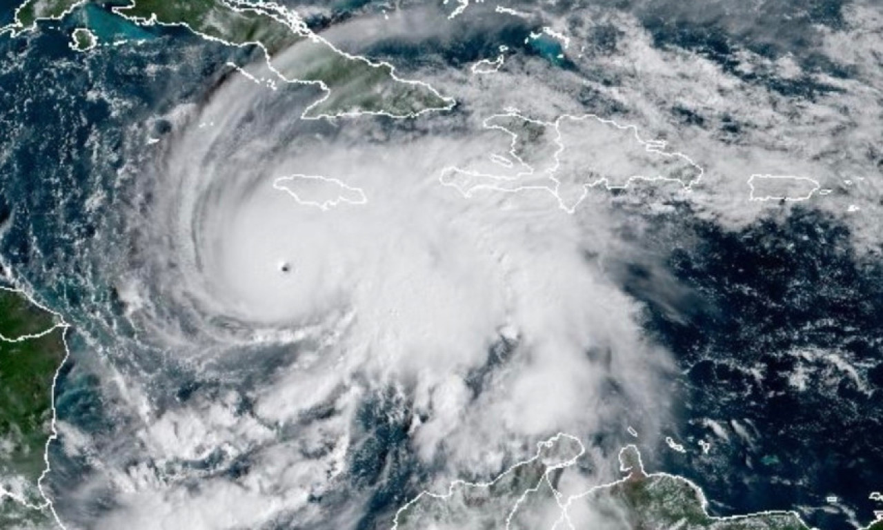 AMERIČKI VOJNI AVION ULETEO U OKO URAGANA MELISA Pogledajte neverovatan snimak (VIDEO/FOTO)