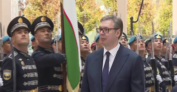 VUČIĆ IZ UZBEKISTANA PORUČUJE: "Pada studentska lista, padaju blokaderi, 1. novembra se neće desiti ništa!"