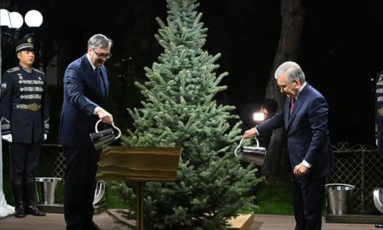 VUČIĆ SA MIRZIJOJEVOM POSADIO DRVO U ALEJI POČASNIH GOSTIJU Krunisano potpisivanje važnih sporazuma (FOTO)