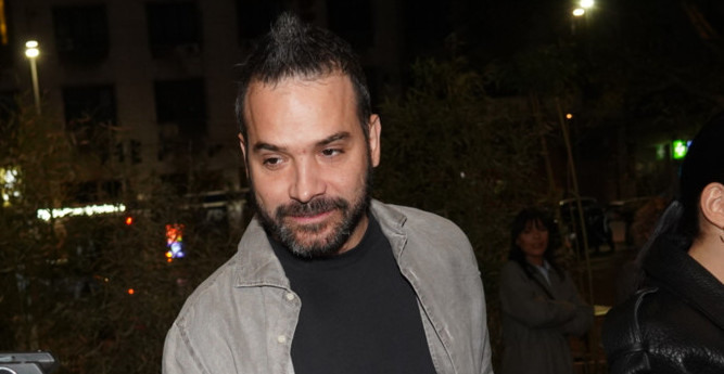 FILIP ŽIVOJINOVIĆ NA REVIJU DOŠAO BEZ PRIJE Pao u zagrljaj novinarki, a svi komentarišu kako se obukao (VIDEO)