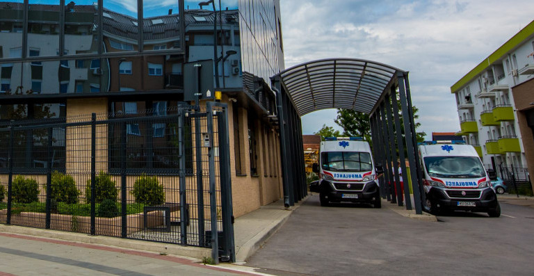 EVO ŠTA JE UZROK PREVRTANJA KOMBIJA KOD NOVOG SADA Dete poginulo, više njih povređeno - a sve zbog kobne greške vozača?