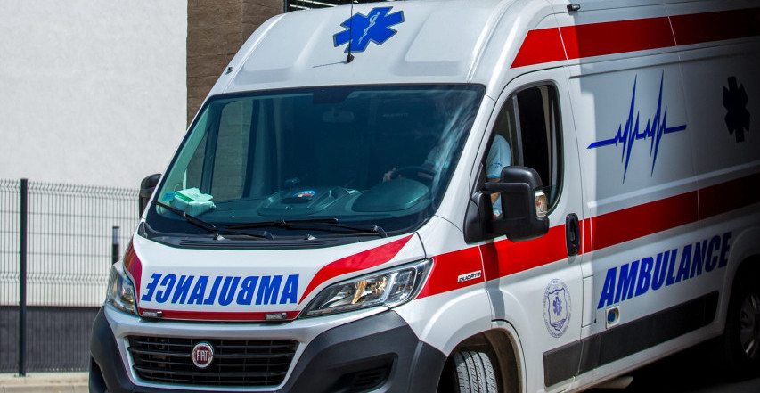 DEVOJKA OSTALA PRIKLJEŠTENA ISPOD AUTA NA VOŽDOVCU: Hitno prevezena u Urgentni centar sa težim povredama