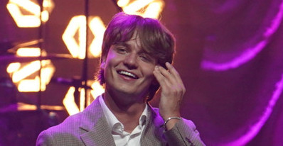 KO JE JAKOV JOŽINOVIĆ? Internet senzacija koja je za sat vremena rasprodala koncert u Beogradu (FOTO)