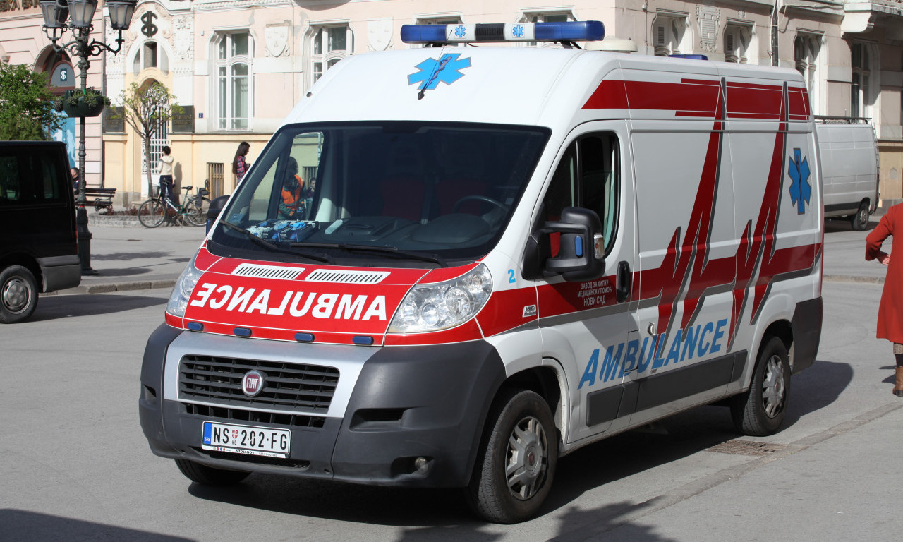 NAPAD KOD OSNOVNE ŠKOLE Mladić izboden nožem, hitno prebačen u bolnicu