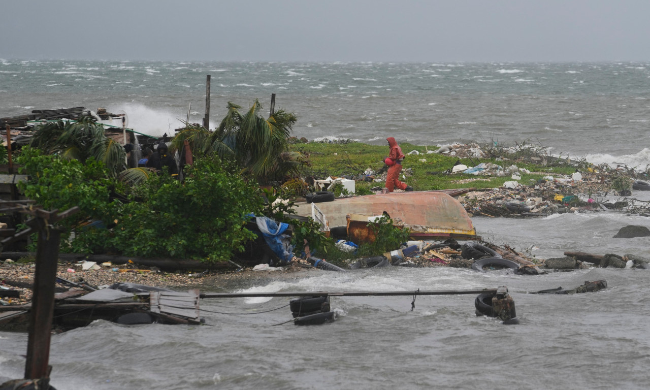URAGAN "MELISA" NASTAVLJA DA PUSTOŠI Najmanje 40 mrtvih na Haitiju, veliki deo Jamajke bez struje (VIDEO)