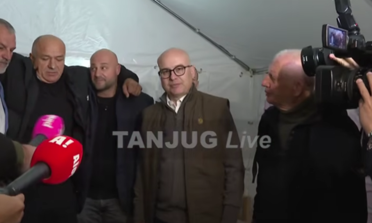 VUČEVIĆ ISPRED SKUPŠTINE DOČEKAO RANJENOG BOGANOVIĆA: "Srećne ti rane junačke" (VIDEO)