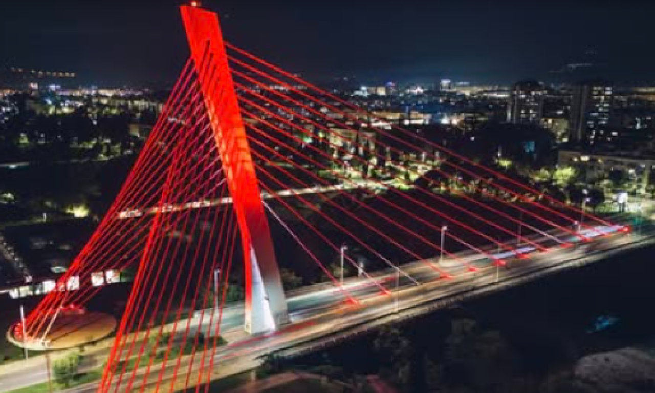 USRED HAOSA U CRNOJ GORI Simbol Podgorice večeras u bojama turske zastave (FOTO)