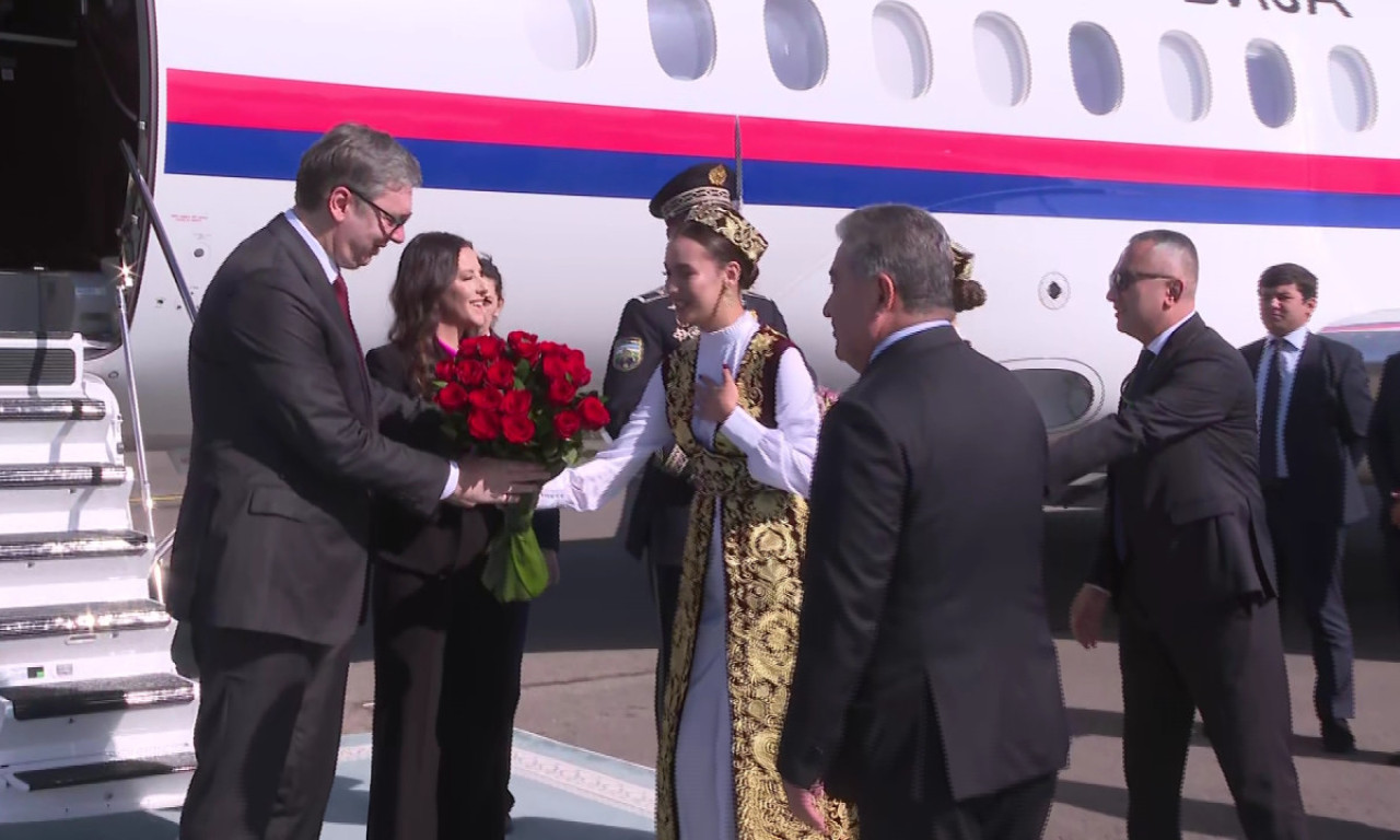 OVAKO JE IZGLEDAO DOČEK U SAMARKANDU Predsednik Vučić dočekan raskošnim buketom cveća (VIDEO)