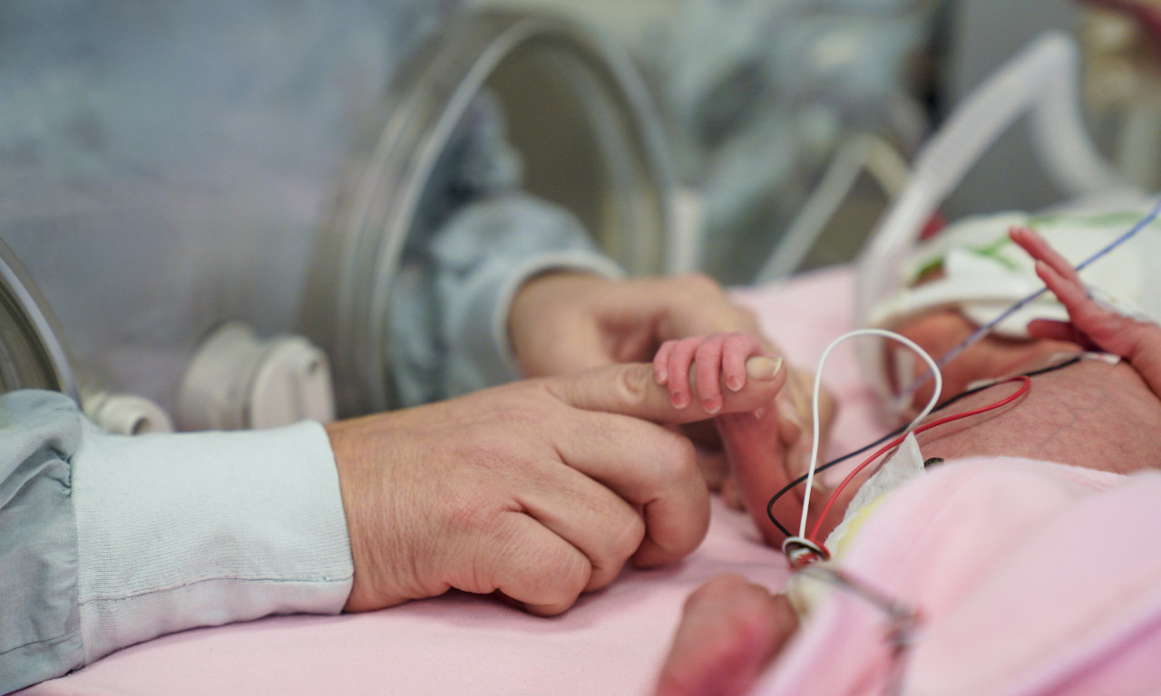 BEBA OD 300 GRAMA POBEDILA SMRT I STIGLA KUĆI Medicinsko čudo šokiralo svet (FOTO)