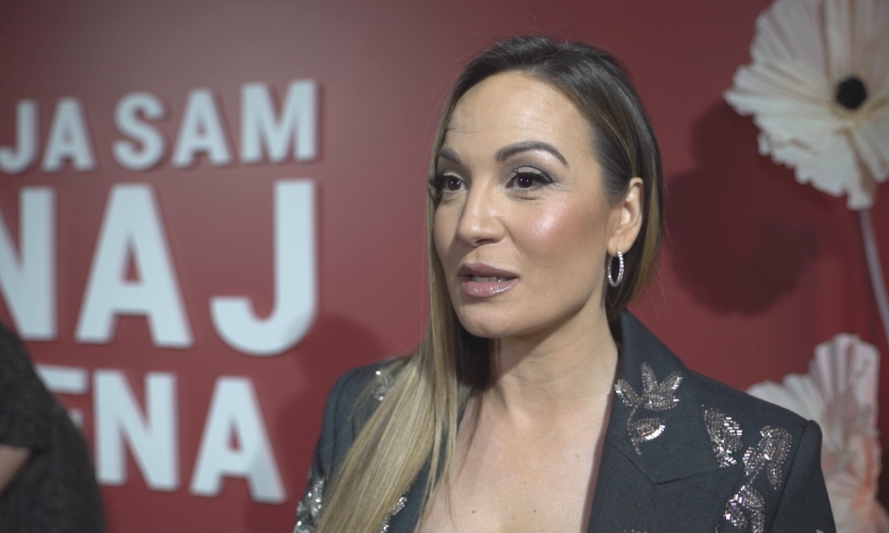 JELENA TOMAŠEVIĆ HITNO PREBAČENA U BOLNICU! Pevačici pozlilo na koncertu, samo je pala na kolena