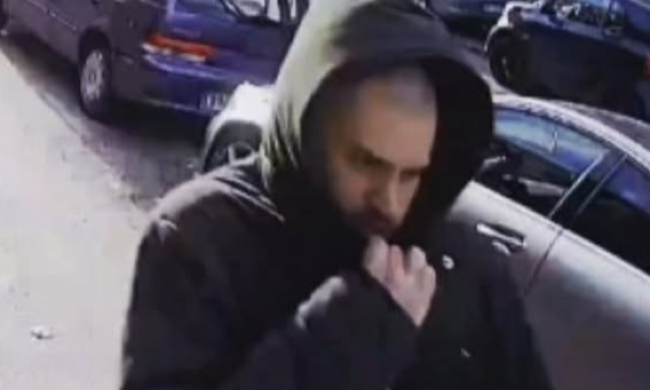 DA LI STE IH VIDELI? Dva muškarca pokušala da opljačkaju zlataru u Zemunu, razbili staklo, pa pobegli (VIDEO)
