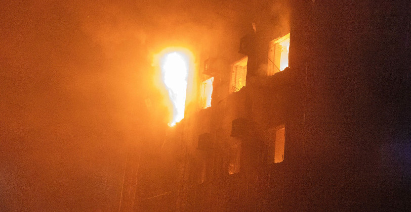 PAKAO U NJUJORKU! Odjeknula stravična eksplozija, vatra guta poslednje spratove solitera (VIDEO)