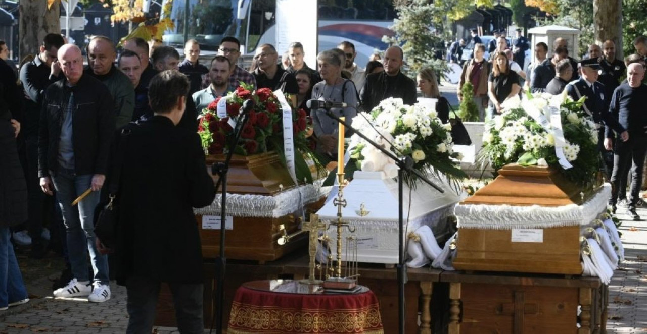 TUGA! SAHRANJENA PORODICA POGINULA NA NOVOM BEOGRADU! Beli kovčeg za Mihajla i pismo od drugara su slomili sve (FOTO)