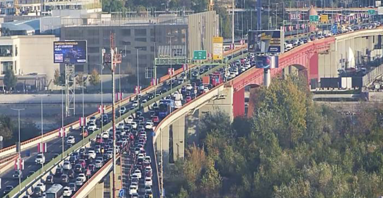 KOLAPS KA AERODROMU, BEOGRAD SE CRVENI OD ZASTOJA Saobraćaj mili na najprometnijim tačkama, evo gde su gužve (FOTO)