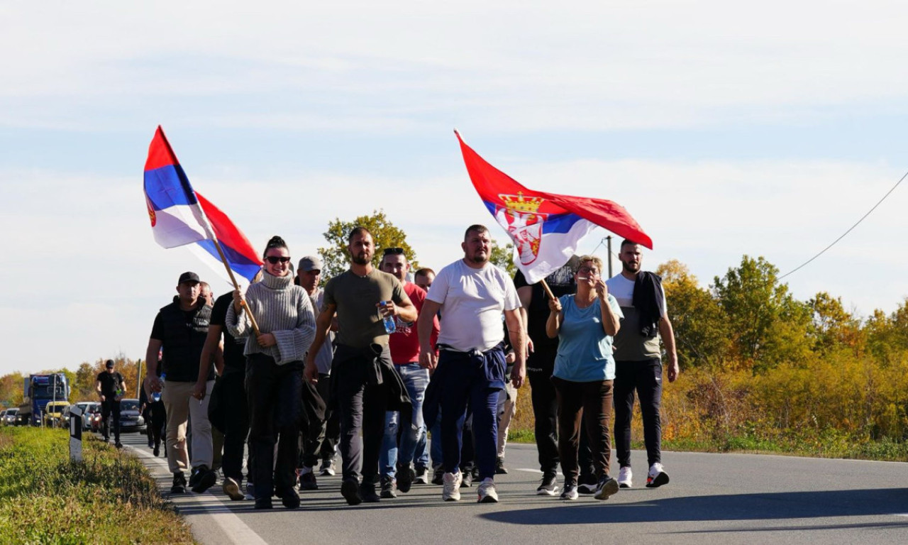 SRBI SA KOSOVA SA ODUŠEVLJENJEM DOČEKANI U MRČAJEVCIMA Meštani pozdravili heroje i izneli im osveženje (FOTO)