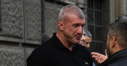 MIŠA BAČULOV OKRUŽEN SA 6 POLICAJACA Otkriveno šta se dešava u Urgentnom - ovo su najnoviji detalji