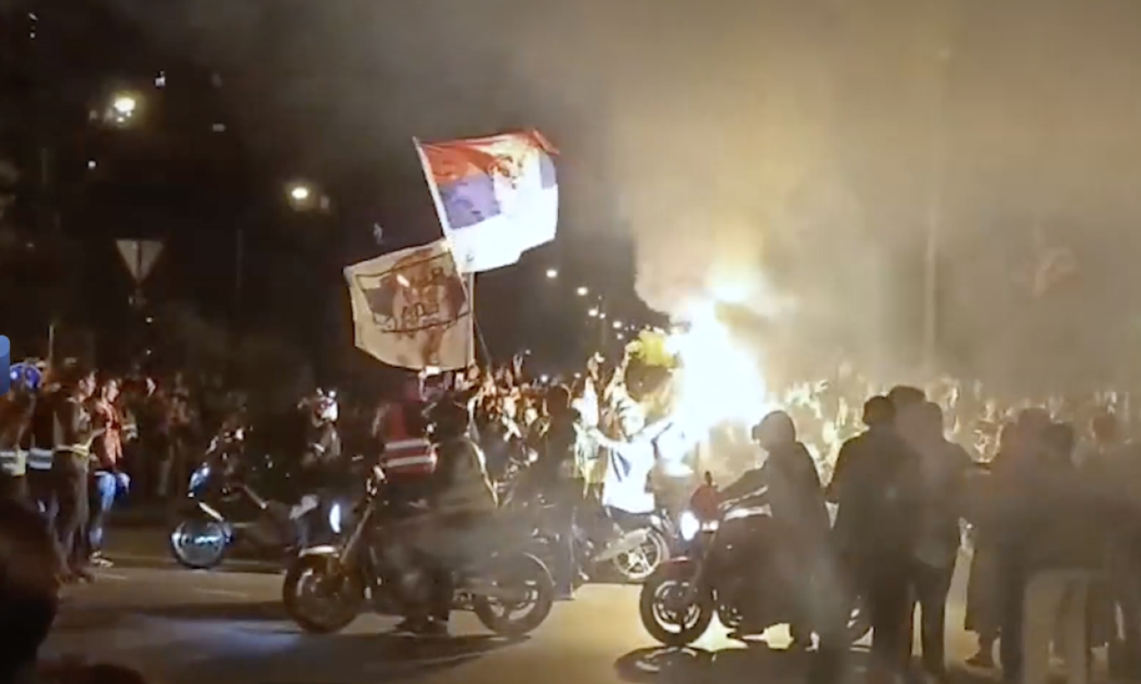 BUKA, BAKLJE, TRANSPARENTI... Ovako izgleda dolazak blokadera koji pešaka pristižu u Novi Sad (VIDEO)