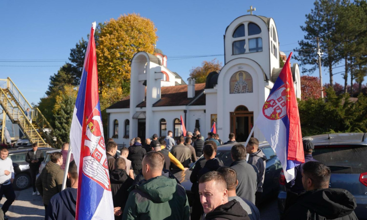 POGLEDAJTE TUŽNE SCENE KOD PRELJINE! Pešaci sa KiM odali poštu stradalima u padu nadstrešnice (FOTO)