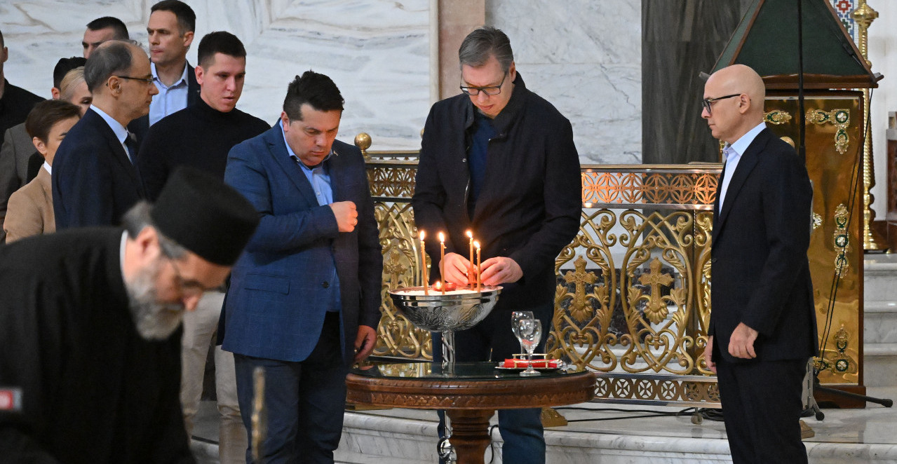 VUČIĆ ZAPALIO SVEĆU U HRAMU SVETOG SAVE Slušao pomen za stradale u Novom Sadu, a pogledajte sa kim je došao (VIDEO)