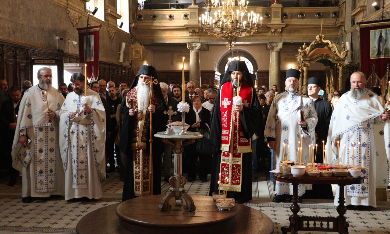 U NOVOM SADU ODRŽAN PARASTOS ZA STRADALE U PADU NADSTREŠNICE Pogledajte scene iz Sabornog hrama (FOTO/VIDEO)