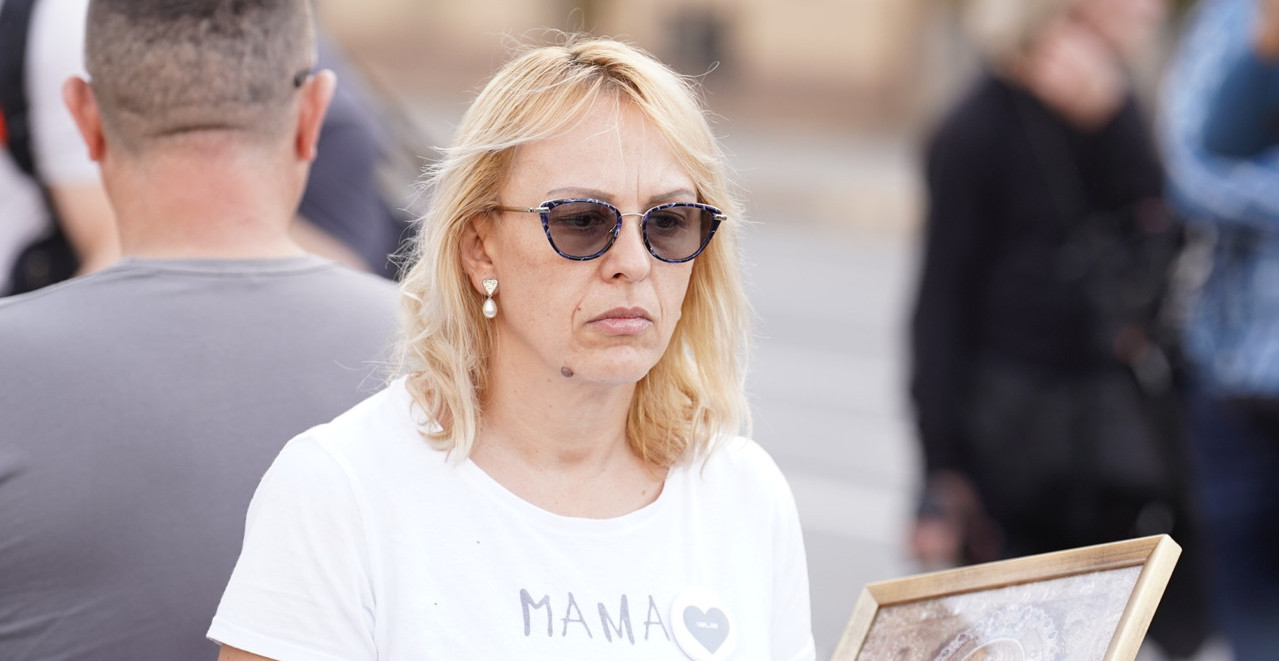 DIJANA HRKA ZAPOČELA ŠTRAJK GLAĐU Blokirana raskrsnica Takovske i Bulevara (VIDEO)
