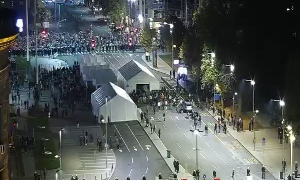 SAOBRAĆAJ BLOKIRAN Okupljanje na uglu Takovske i Bulevara kralja Aleksandra (FOTO)