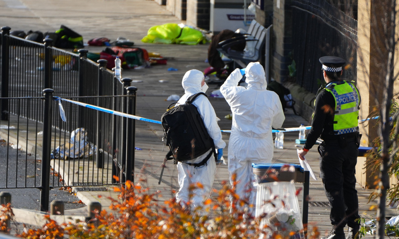 GLAVOM BLOKIRAO NOŽ Engleska bruji o ovom heroju, žrtvovao sebe da sačuva devojčicu od napadača u vozu (VIDEO)