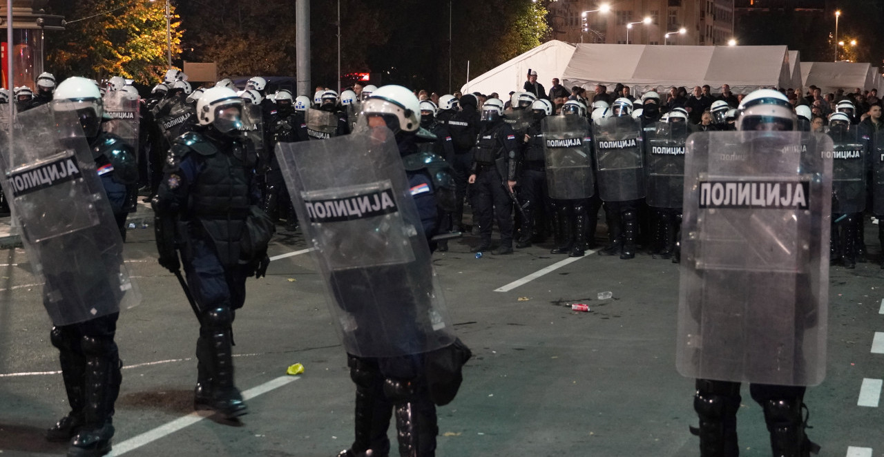 POLICAJAC POVREĐEN OD TOPOVSKOG UDARA Haos ispred skupštine, MUP izdao hitno saopštenje