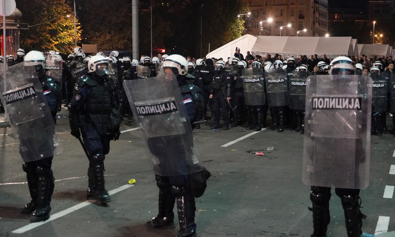 POLICAJAC POVREĐEN OD TOPOVSKOG UDARA Haos ispred skupštine, MUP izdao hitno saopštenje