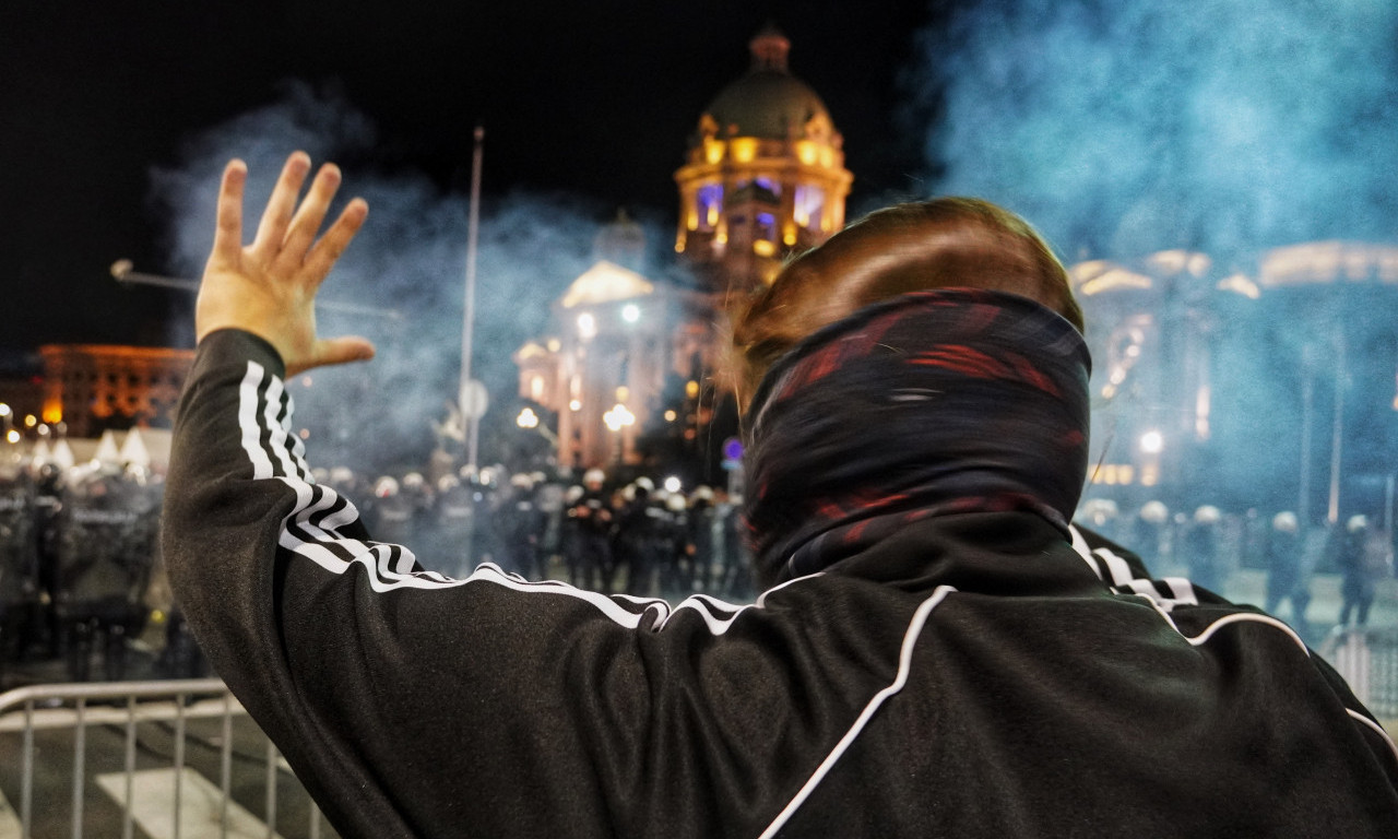 TENZIJE ISPRED SKUPŠTINE SRBIJE Bačene petarde i flaše, jake policijske snage razdvajaju okupljene (VIDEO)