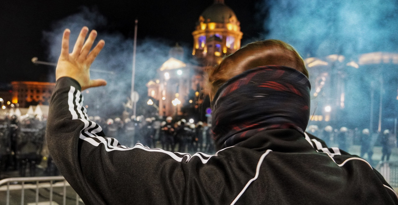 TENZIJE ISPRED SKUPŠTINE SRBIJE Bačene petarde i flaše, jake policijske snage razdvajaju okupljene (VIDEO)