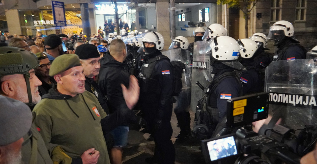 MUP I BIA O DETALJIMA NASILJA ISPRED SKUPŠTINE Privedeno 37 huligana, u toku potraga i hapšenje svih ostalih