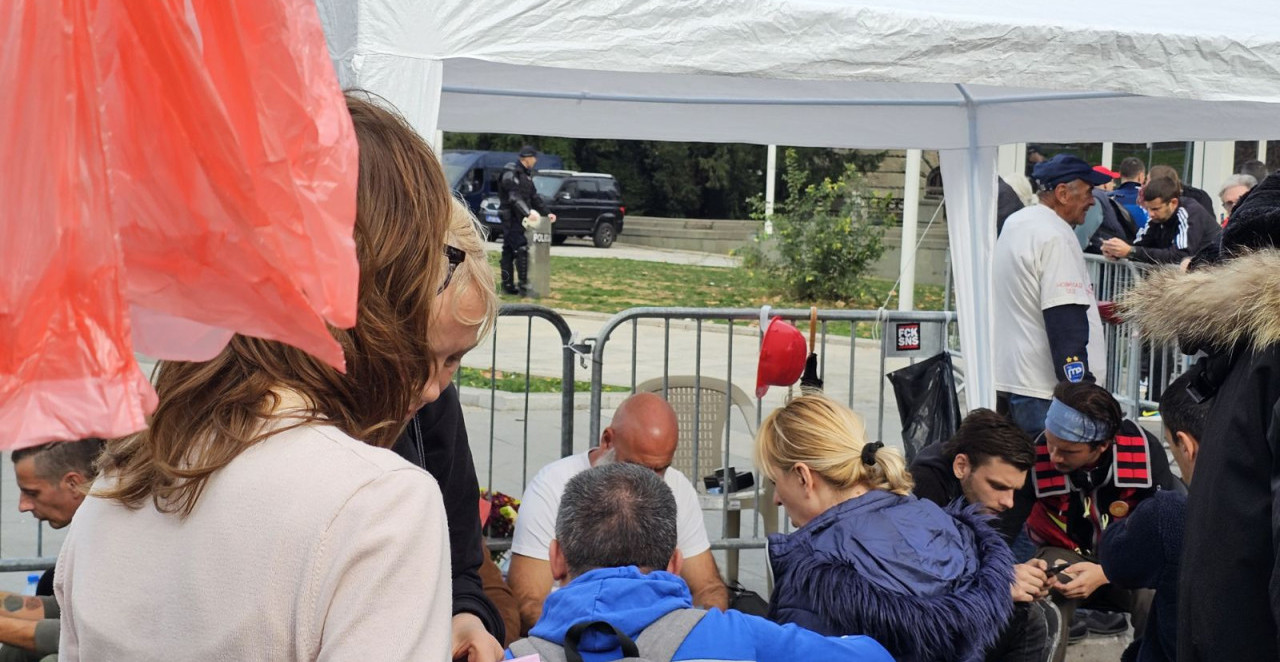 PONOVO BLOKIRANO KOD SKUPŠTINE Tu je Dijana Hrka, a između dve grupe i kordon policije