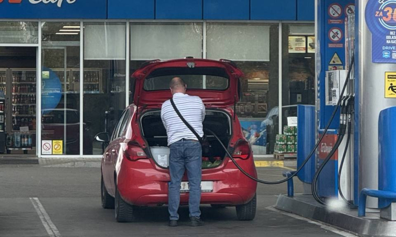 POČELA PANIKA NA PUMPAMA Pogledajte scenu iz Beograda - čovek samo puni kanistere! (FOTO)