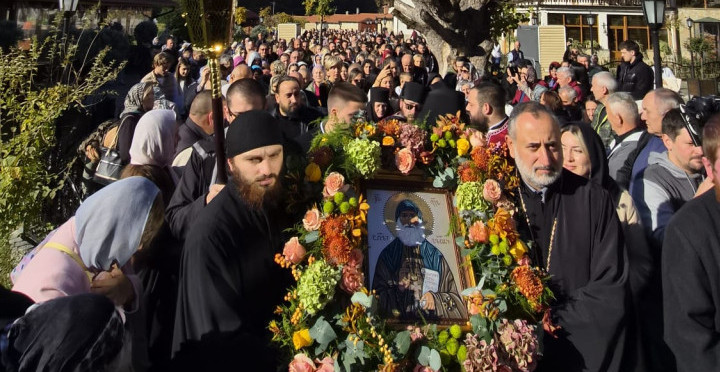 ČUDO U MANASTIRU TUMANE Ovako su dočekane mošti Svetog Gavrila Gruzijskog, vernici u molitvi i suzama radosnicama
